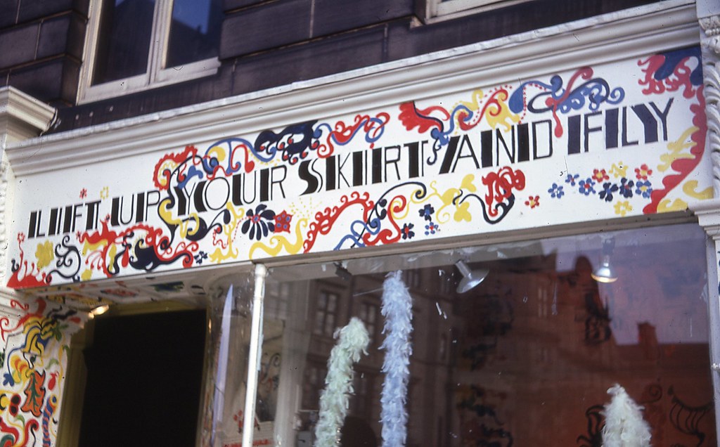 Manteaux et mailles en laine sur cintres dans une boutique de mode